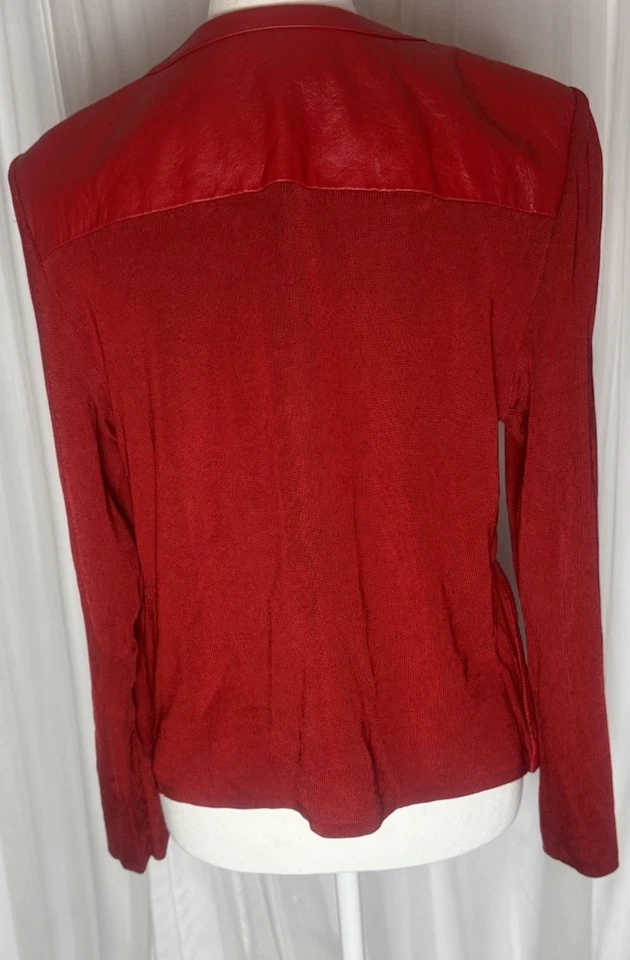 Mujer Peter Nygard, Chaqueta Cuero Rojo con Mangas Tejidas, Talla Lg SKU#263 Foto 2 de 4