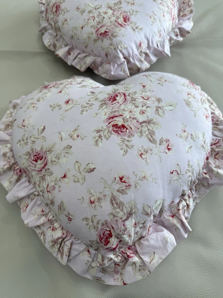 Rachel Ashwell Shabby Chic 心形枕头淡粉色带玫瑰和褶皱小屋装饰 — 第 3/4 张图片