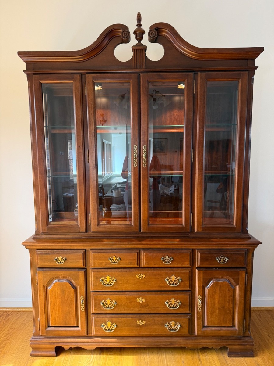 アンティーク 茶タンスVintage Vintage Solid Wood Broyhill China Cabinet with Lights – 27 Years