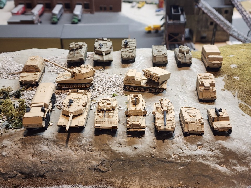 N Scale 1:160 M577 Command Post Carrier Desert Camo - US Army | eBay