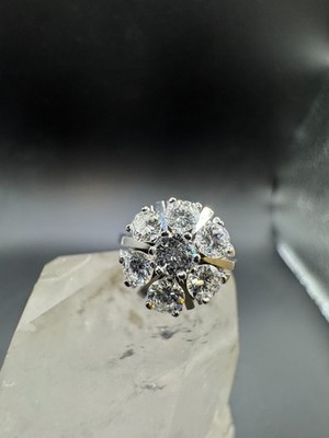Timeless cocktail ring in 14k white gold with fine brilliant diamonds