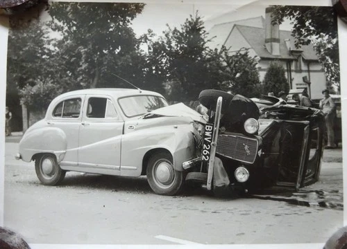 Intriguing 1950s Black & White Photo of Car Crash Austin A40 Somerset & 10/4