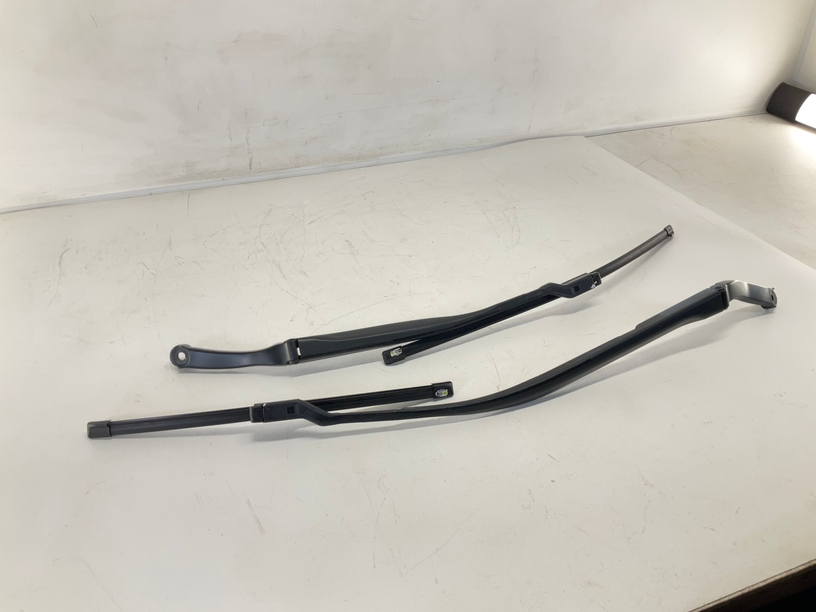 14-20 MASERATI Ghibli Front Windshield Wiper Arm Pair CM