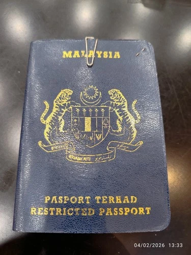 Malaysia 1998 Vintage EXPIRED RESTRICTED Passport for collection