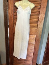 VINTAGE 1970s VANITY FAIR White SIZE 32 LL FORMAL LENGTH FULL SLIP