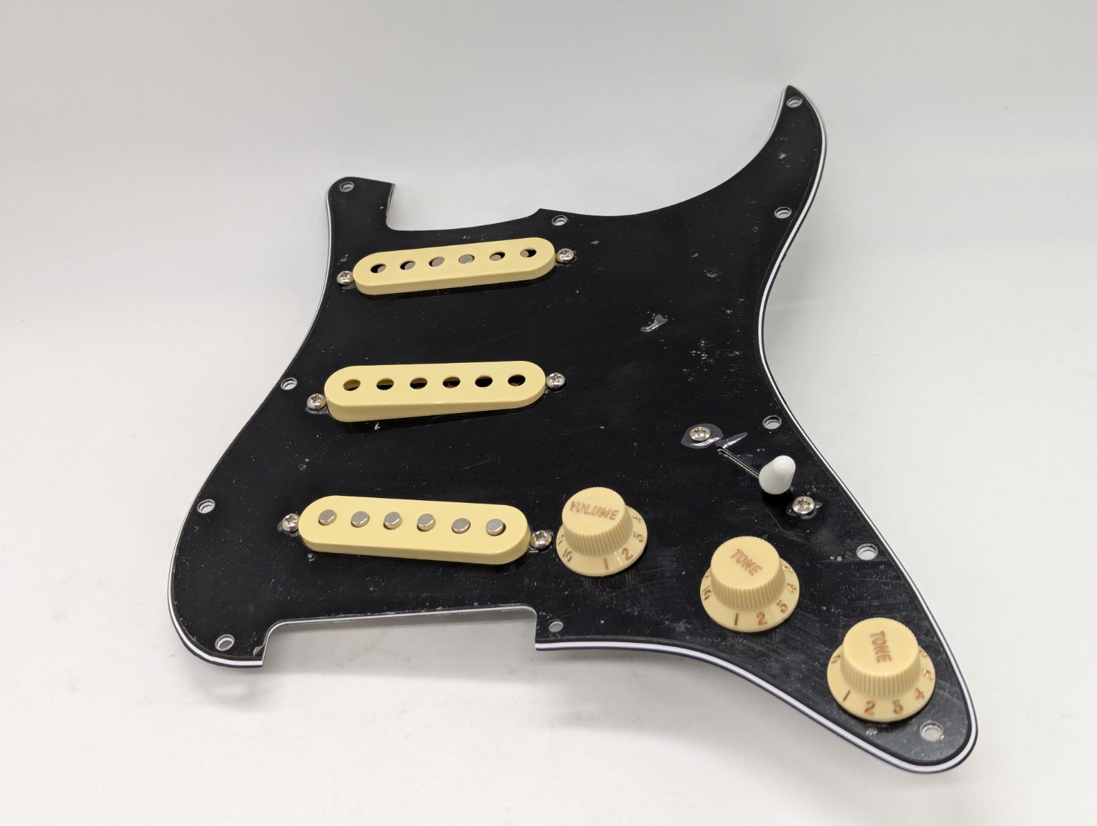 FAULTY Fender Pre-wired Pickguard Stratocaster Strat SSS black 99234 READ DESCR