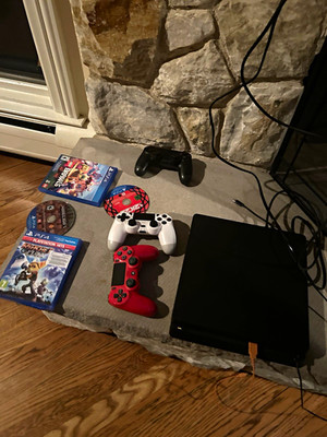 Sony PlayStation 4 Slim Console Bundle 4 Controllers 2 Games