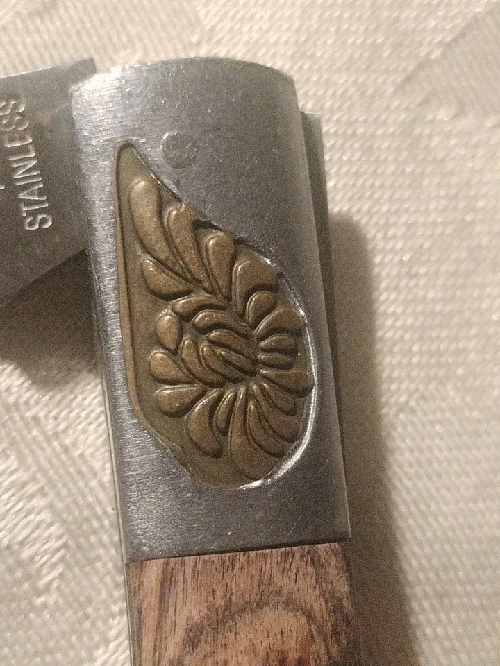 Folding Knife w/ a decorative Metal bolster leaf floral like design. Lockback. - Image 4 of 4