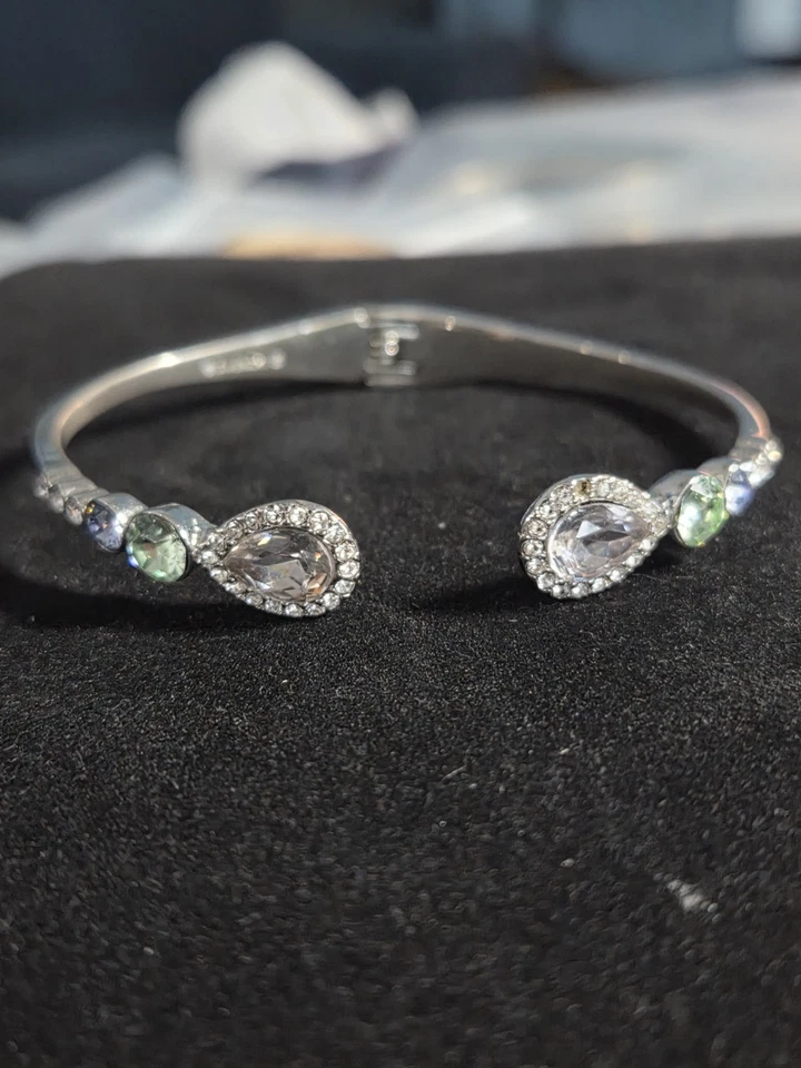 Brazalete Givenchy en forma de pera circonita cúbica bypass talla 6,5"+ excelente estado Foto 4 de 4