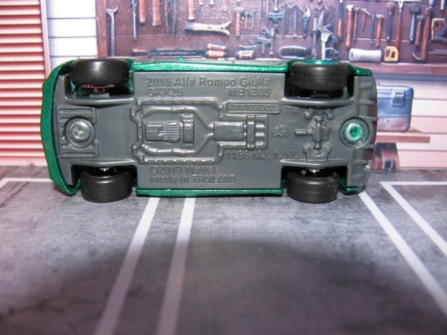 Matchbox 2024 verde 2016 Alfa Romeo Giulia, con cambio de rueda de pilotos reales Foto 4 de 4