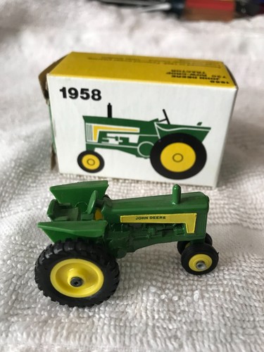 John Deere 1958 Tractor Miniature Diecast Replica 1/64 - Picture 2 of 2