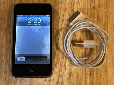 iPhone 3GS 8GB Unlocked with SIM Card Some Shadow on Screen
