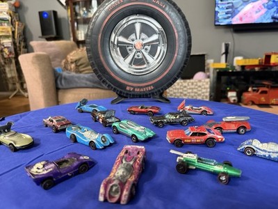 Vintage hot wheels car case with 15 redline cars included