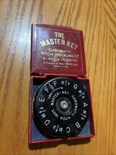Vintage Chromatic Pitch Pipe Instrument The Master Key WM Kratt Co A-440 13 Keys