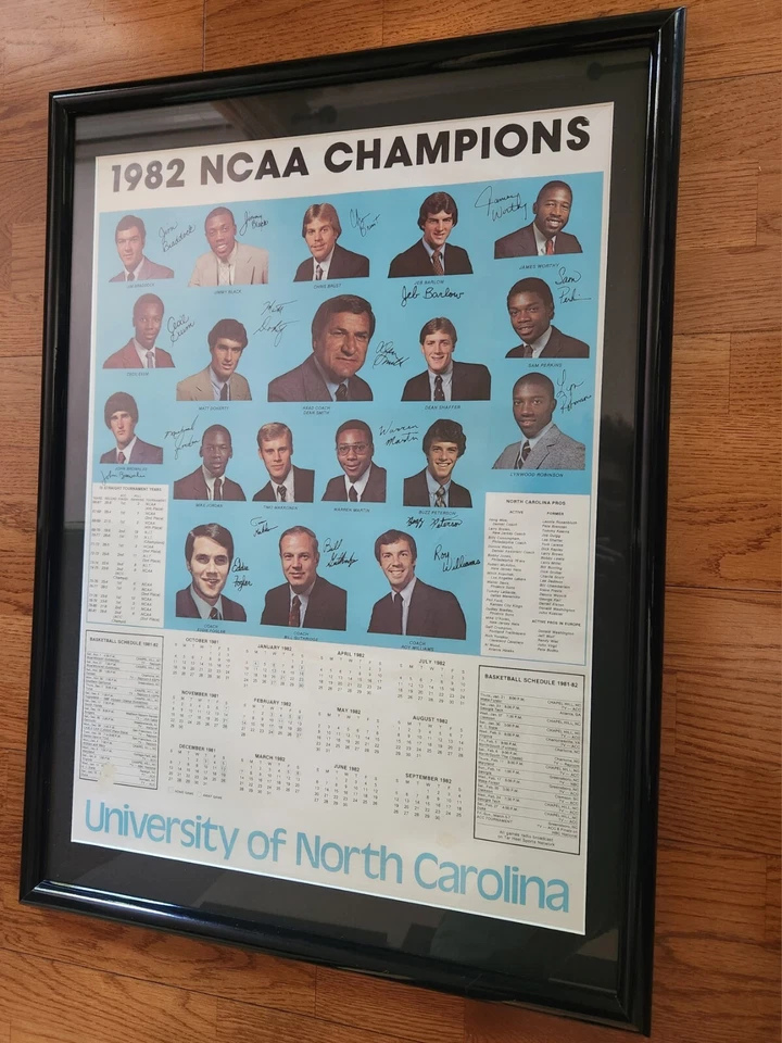 Calendario póster de baloncesto de campeones de la UNC de 1982 raro vintage Michael Jordan  Foto 3 de 4