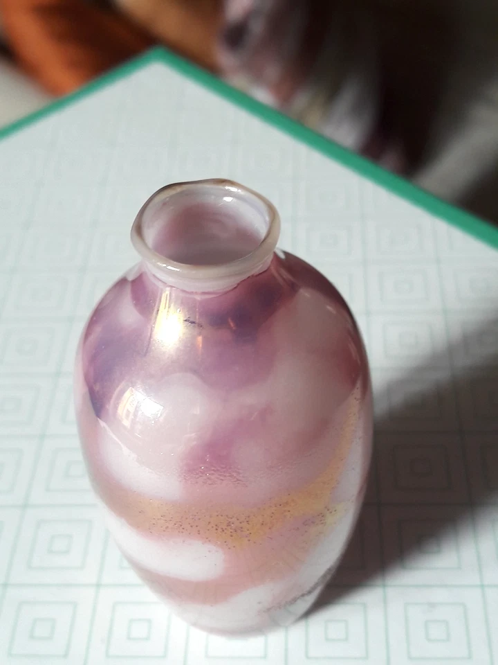 Mundgeblasene Vase, mini, 6 cm hoch, 3 cm breit, Urnenform, weiß,  retro - Bild 3 von 4