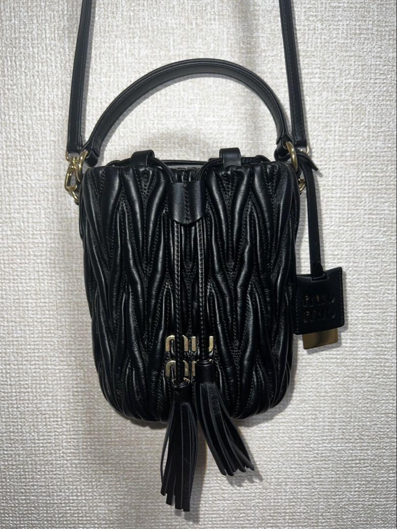 【25SS NEW】MiuMiu_women / ミディアム レザー バッグ /Black miumiu black leather bag in good condition, no stains or