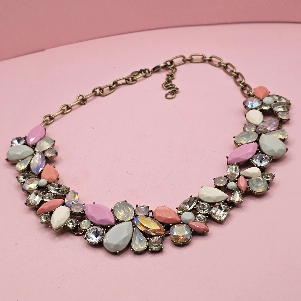Colar declaração J Crew rosa pastel coral facetado cristal strass babador... - Imagem 2 de 4