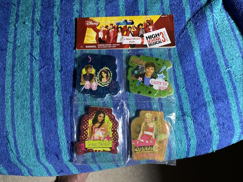 BRAND NEW!! HIGH SCHOOL MUSICAL 3 SENIOR YEAR “4 MINI MEMO PADS” UNOPENED! 2008!