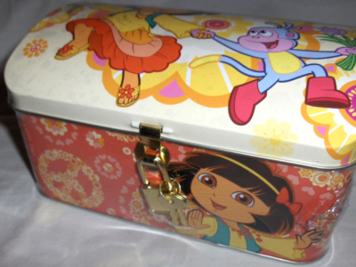 送料無料　DORA3 ドラドラドラ　箱説付 Dora & Boots-Good Times`Treasure,Trinket Chest`With Lock & Key