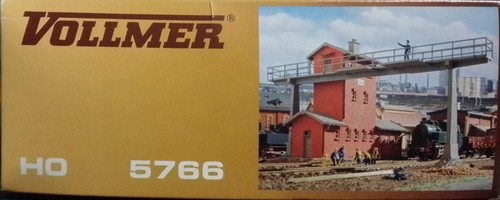 VOLLMER 5766 Kit Cabina segnaletica ferroviaria con passerella "OM" scala H0 | Zustand: Nuovo