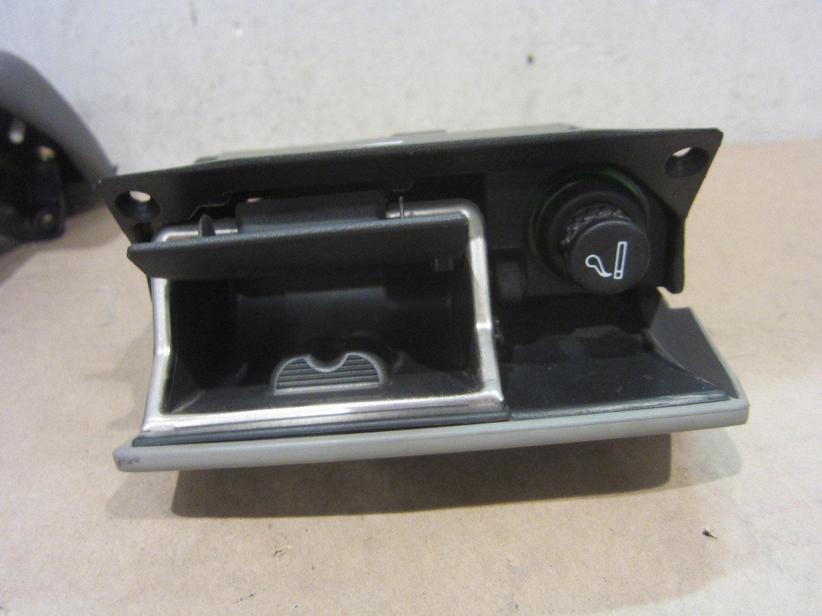 Maserati  Quattroporte 2005-2011  Rear Console Complete Ash Tray Grey 981307830