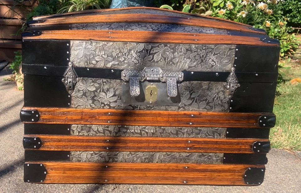 Antiguo baúl de vapor victoriano con cúpula superior de 1800 con bandeja y compartimento superior Foto 2 de 4