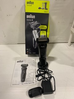 Afeitadora corporal Braun 5050CS recargable para hombre negra