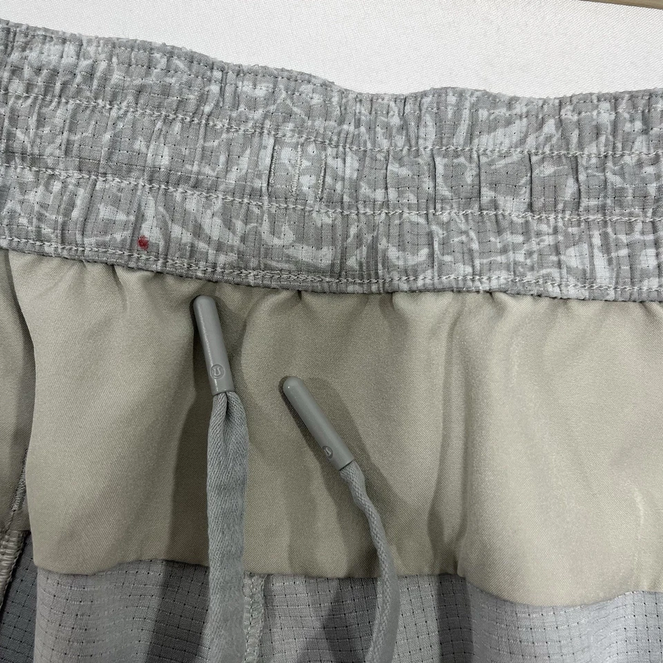 Pantalones Cortos de Entrenamiento de Gimnasio Lululemon Woven Air 5" Sin Forro Para Hombre 2XL Gris Geométrico Foto 3 de 4