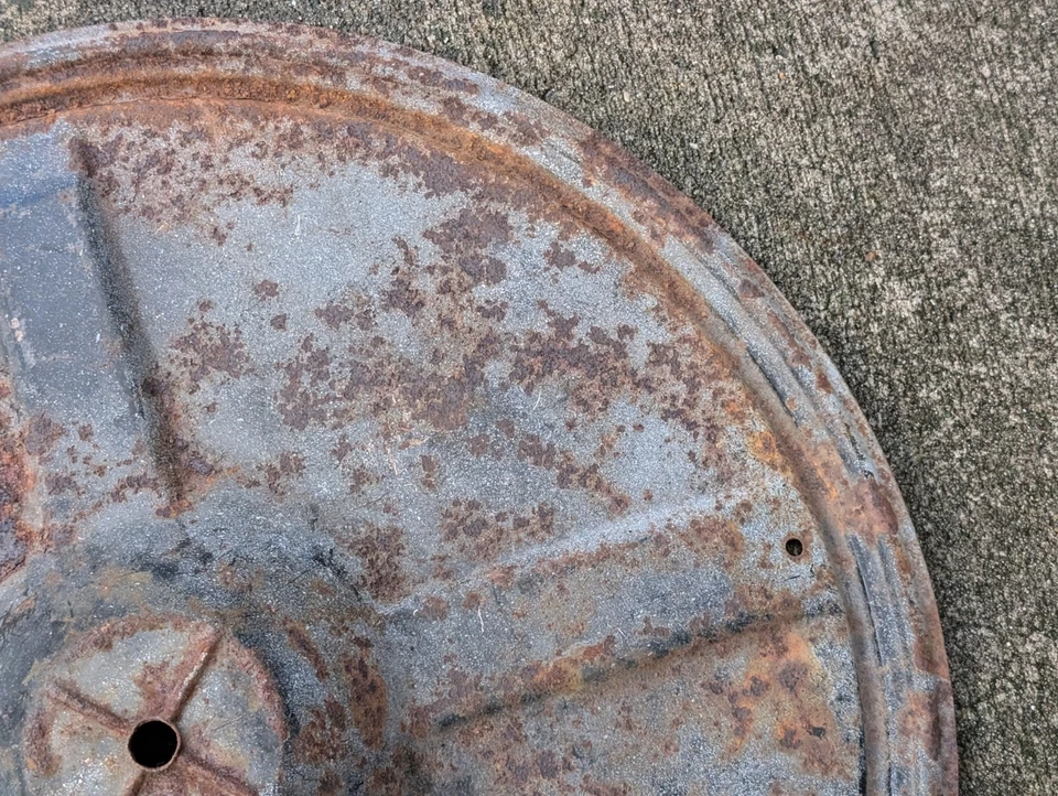  1963 CADILLAC DEVILLE CONVERSÍVEL PNEU SOBRESSALENTE RODA ARO TAMPA TAMPA ESTAMPADA 63 - Imagem 2 de 4