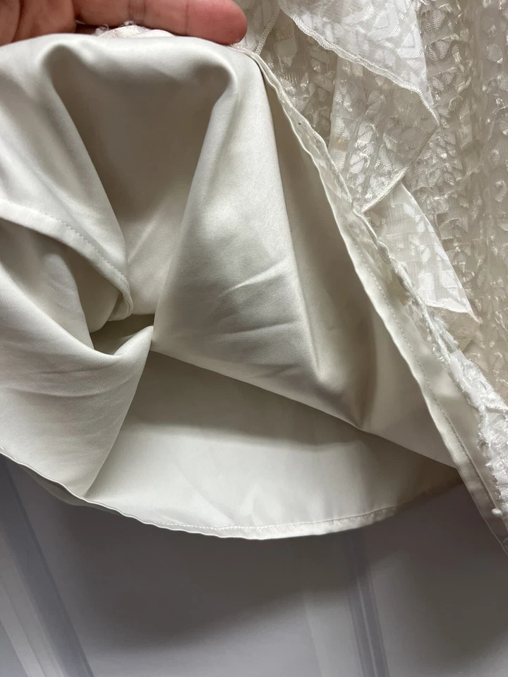 Top con volantes sin mangas The Limited Cream Shimmer talla Lg Foto 4 de 4