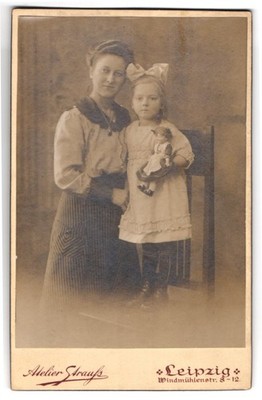 Photography studio Strauss, Leipzig, mother with her daughter in white dress and 