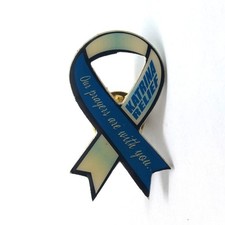 Prendedor de alivio Katrina Nuestras oraciones están contigo soporte huracán cinta azul