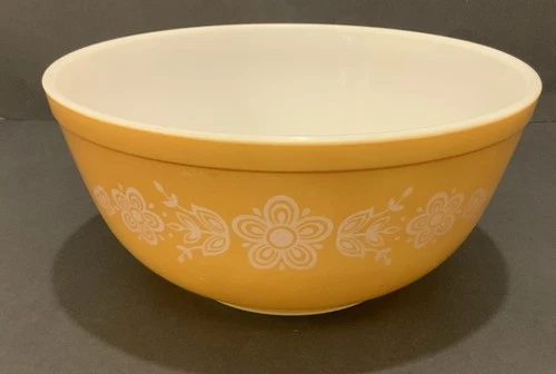 Pyrex Butterfly Gold Mixing Bowl #403 Yellow -White Flowers 2 1/2 QT EUC
