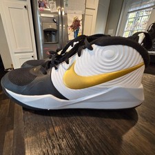 Nike Team Hustle Youth Size 6.5 Basketball Shoes