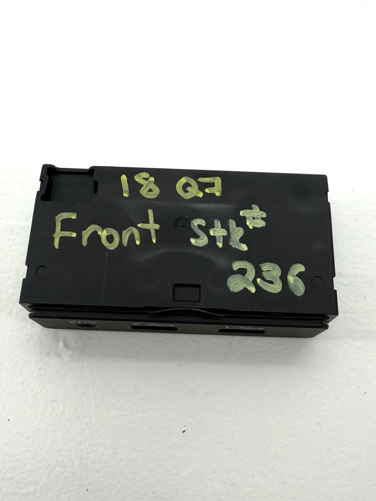 2017 - 2020 AUDI Q7 BENTLEY BENTAYGA CENTER CONSOLE USB PORT AUX JACK 4M0035736A