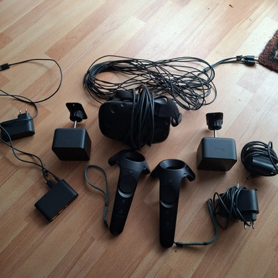 HTC Vive VR-Headset für PC, mit Controllern, Basisstationen, schwarz