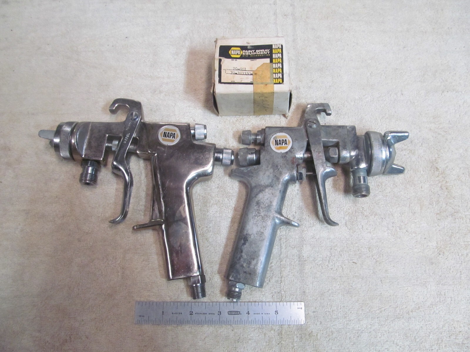 (2) VINTAGE NAPA AUTO/TRUCK PAINT SPRAY GUNS & (1) SPRAY GUN REPAIR KIT