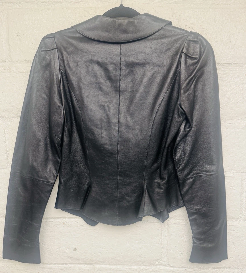 Blazer de cuero negro con peplums Betsey Johnson vintage raro - forro de seda talla 8 Foto 2 de 4