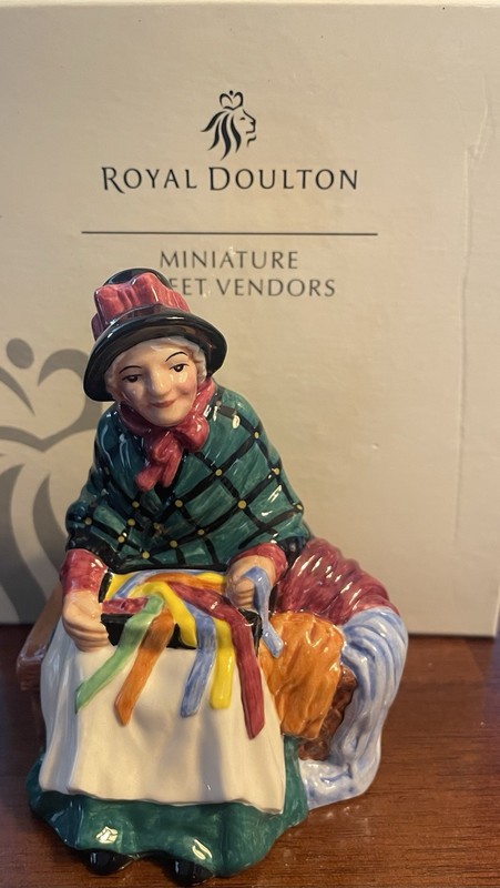 Royal Doulton Silks and Ribbons HN2017 Porcelain Figurine ORIGINAL BOX
