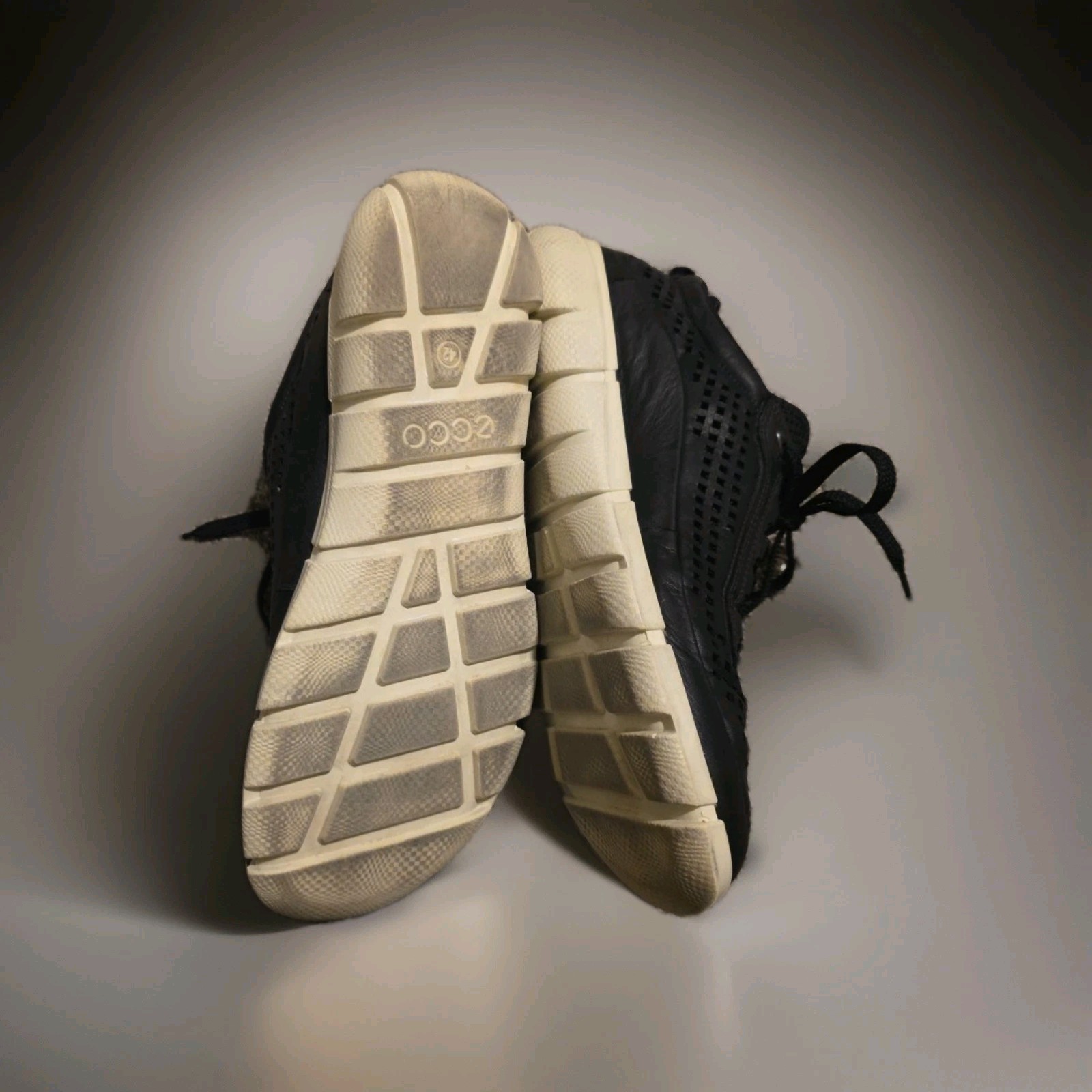 ECCO Danish Design Fashion Sneakers Shoes Sz. 9 Men's Perforated  Black Leather.