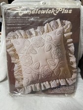 PARAGON CANDLEWICK PLUS 103 FLORAL WREATH PILLOW KIT