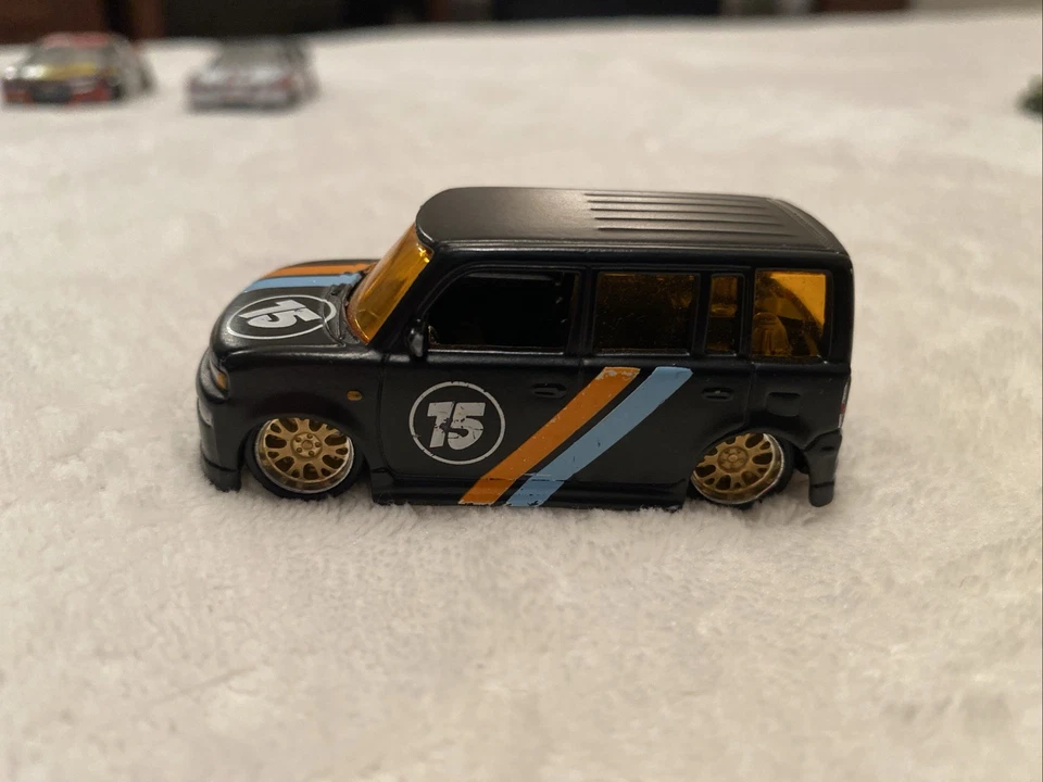 Neumáticos sueltos Maisto Scion XB #15 Runner Foto 2 de 4