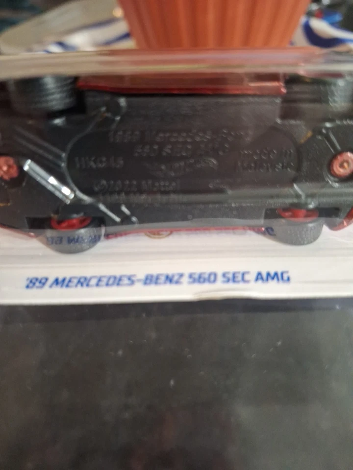 Mercedes-Benz 560 Sec AMG en protector Hot Wheels Super Treasure Hunt 89 2024 Foto 2 de 4