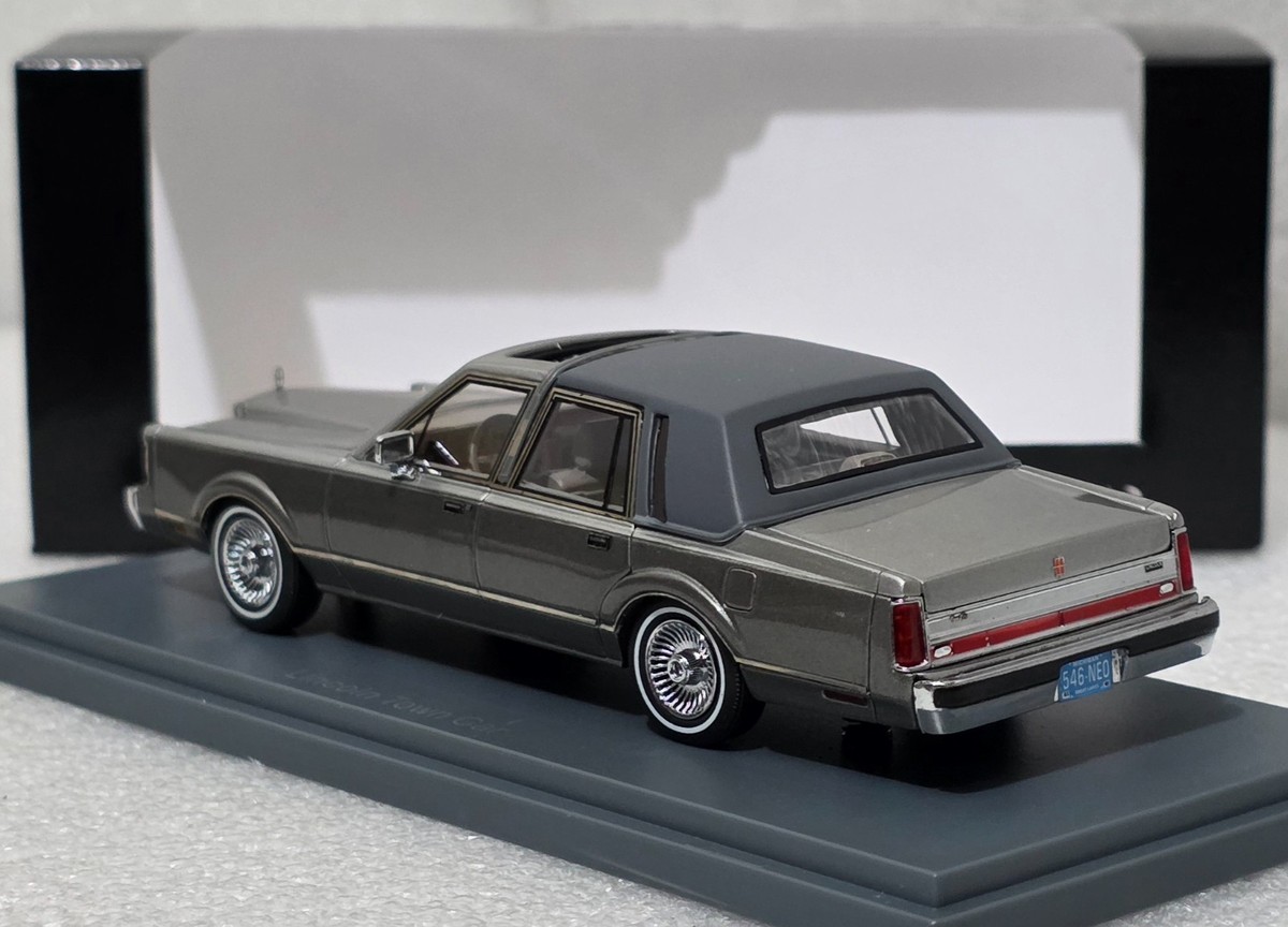 Lincoln Continental Town Car 1986 Grey 1:43 Neo NEO43546 Resin