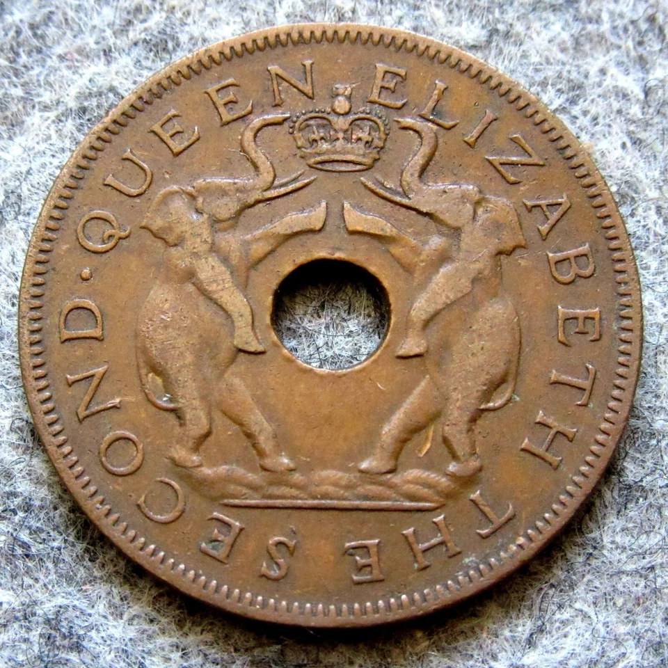 RHODESIA & NYASALAND ELIZABETH II 1956 ONE PENNY, TWO ELEPHANTS Bronze - Image 4 of 4