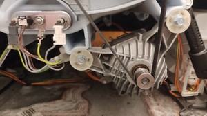 Bosch-Waschmaschinenmotor mit Keilriemen