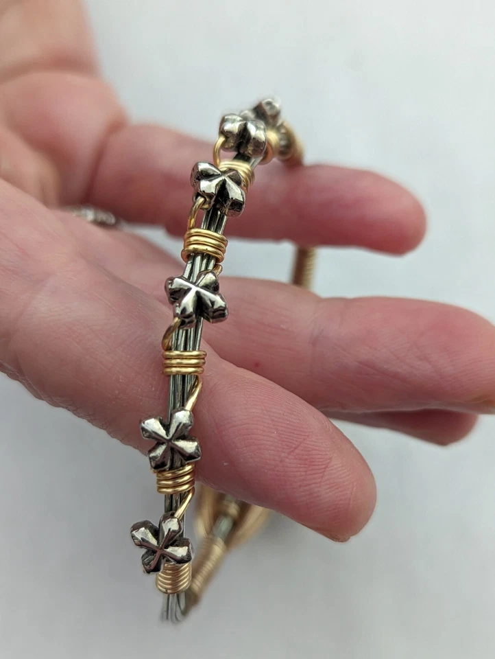 Brazalete Cruz Religiosa Envuelto en Alambre Tono Dorado Hecho a Mano Foto 3 de 4