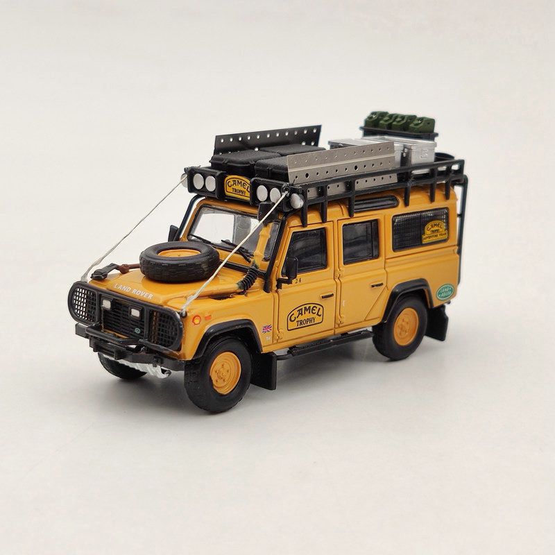 Master 1:64 Land Rover Defender Gulf - Camel Cup, Modèle Diecast Limité