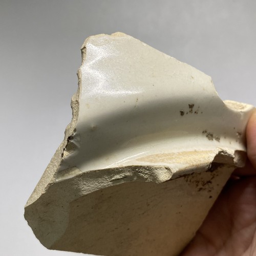 D15  Fragment of White glazed Bowl of Xing Kiln. Tang Dynasty. 唐代邢窑白瓷标本 - Picture 1 of 7